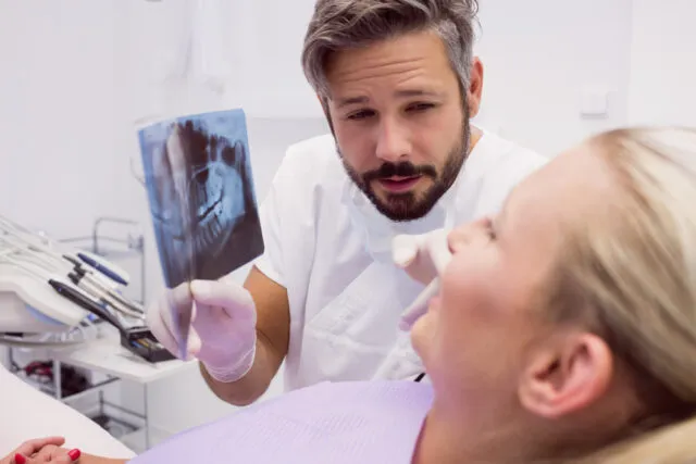 Ce diferență există între un implant dentar dintr-o bucată și unul din două piese?