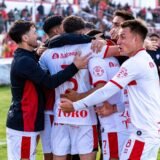 Jucătorii unei echipe mici sărbătorind un gol neașteptat în fața propriilor suporteri
