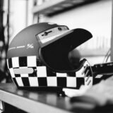 Steag în carouri alb-negru fluturat la linia de sosire a unui circuit de curse auto